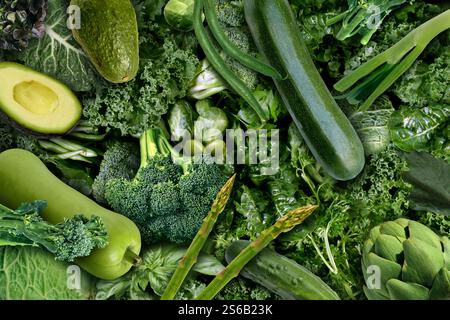 Grüne mediterrane Ernährung Gemüse und dunkles Blattfutter Hintergrund als gesundes Esskonzept frischer Gartenprodukte mit Antioxidantien und Flavonolen Stockfoto