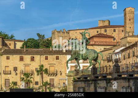 Panoramablick auf den Hauptplatz mit dem Reiter von Francisco de Pizarro, Eroberer Perus in der Stadt Trujillo, Caceres, Extremadura, Spanien. Stockfoto