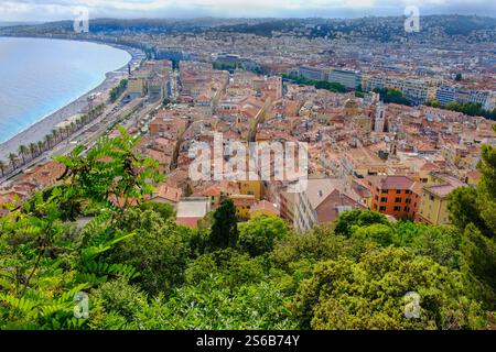 Blick auf die Altstadt und das Mittelmeer von La Colline du Château, Nizza, Frankreich Stockfoto