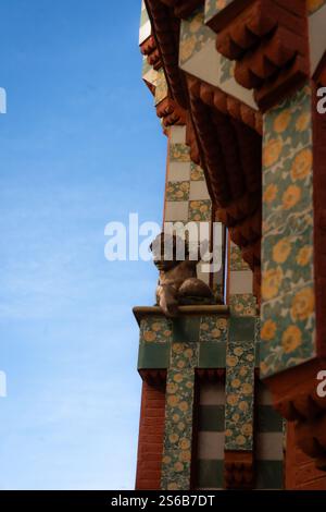 Eine Engelskulptur, die das Äußere der Casa Vincens schmückt, veranschaulicht Gaudí frühe Integration von religiösem Symbolismus und organischen Formen. Stockfoto