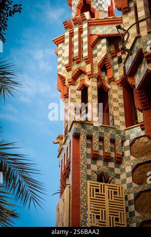 Eine Engelskulptur, die das Äußere der Casa Vincens schmückt, veranschaulicht Gaudí frühe Integration von religiösem Symbolismus und organischen Formen. Stockfoto