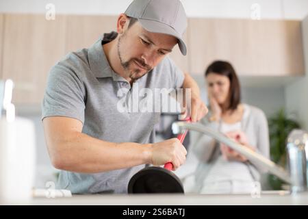 Nahaufnahme eines Klempners mit Kolben im Waschbecken Stockfoto