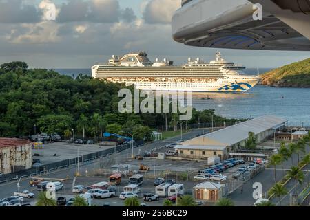 Sapphire Princess Kreuzfahrtschiff, das früh am Morgen in St. John’s, Antigua, ankommt, Antigua und Barbuda sind ein unabhängiges Commonwealth-Land Stockfoto