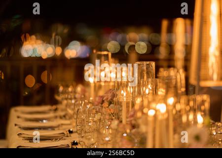 Tische für eine Veranstaltung oder einen Hochzeitsempfang. Elegantes Abendessen in einem Restaurant. Gläser und Geschirr. Hochwertige Fotos Stockfoto