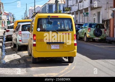 Saint Johns, Antigua und Barbuda, Karibik - 2. Januar 2025: Ein DHL-Paketdienst in Saint Johns, Antigua und Barbuda demonstriert internationale Logistikvernetzung weltweit auch auf karibischen Inseln *** ein DHL-Paketdienst in Saint Johns, Antigua und Barbuda, zeigt die internationale Logistikvernetzung weltweit auch auf karibischen Inseln Stockfoto