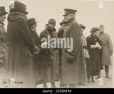 General John J. Pershing, Oberbefehlshaber, spricht mit Roten-Kreuz-Frauen. 111-SC-52538. Stockfoto