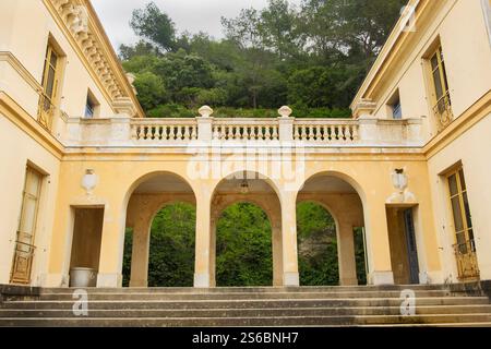 Bogengang verbindet zwei Gebäude, Nizza, Frankreich Stockfoto