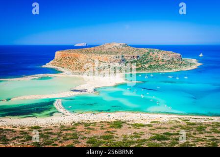 Atemberaubende Aussicht aus der Vogelperspektive auf die Lagune von Balos auf Kreta, Griechenland, mit türkisfarbenem Wasser und Sandstränden. Stockfoto