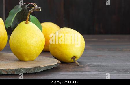 Frische reife gelbe williams Birnenfrüchte auf weißem hölzernem Hintergrund, gesundes Bio-Fruchtkonzept, Nahaufnahme, Kopierraum (Pyrus) Stockfoto