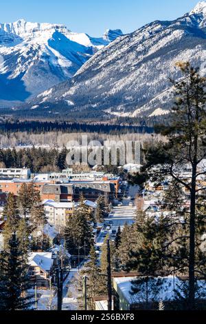 Banff Alberta Canada, 9. Januar 2025: Blick nach unten auf die kleine Bergstadt Main Street mit Blick auf die kanadischen Rockies. Stockfoto