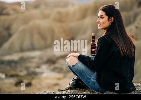 Touristen genießen ein Bier und bewundern die Wüstenlandschaft während einer Fahrt im Wohnwagen Stockfoto