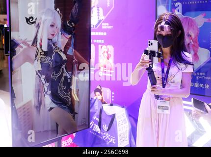 Eine weibliche Ankerin am Stand von TikTok in ChinaJoy, Shanghai, China, 26. Juli 2024. Stockfoto