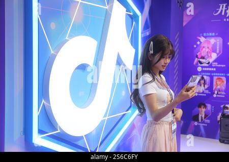 Eine weibliche Ankerin am Stand von TikTok in ChinaJoy, Shanghai, China, 26. Juli 2024. Stockfoto