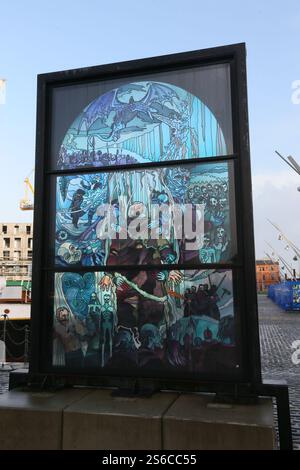 Belfast, Nordirland - 22. Dezember 2024 - Bild eines der sechs riesigen Buntglasfenster in Belfast mit Szenen aus der fernsehserie Game of Thrones. Stockfoto