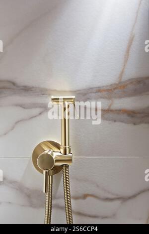 Wassermischer im Bad. Wasserhahn aus Chrom, Stockfoto