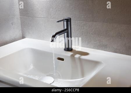 Wassermischer im Bad. Wasserhahn aus Chrom, Stockfoto