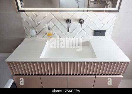 Wassermischer im Bad. Wasserhahn aus Chrom, Stockfoto