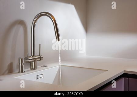 Küchenmischer. Wasserhahn aus Chrom, Stockfoto