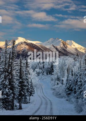 Die niedrige Wintersonne erleuchtet die Chugach Mountains entlang einer Straße im Südwesten Alaskas. Stockfoto