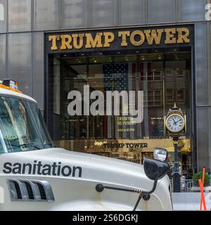 Markanter Kontrast auf der 5th Avenue: Die goldene Fassade und der Luxus des Trump Tower stehen einem Sanitär-Truck in New York City gegenüber, der die dynamische urbane Identität der Stadt widerspiegelt. Stockfoto