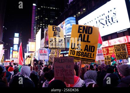 New York, Usa. Januar 2025. Palästinensische Anhänger halten Schilder und Flaggen bei der "Gaza will Rise"-Kundgebung am Times Square am Donnerstag, den 16. Januar 2025 in New York City. Es wird nicht erwartet, dass die israelische Regierung über das Waffenstillstandsabkommen mit der Hamas spätestens am Freitag abstimmen wird. Foto: John Angelillo/UPI Credit: UPI/Alamy Live News Stockfoto