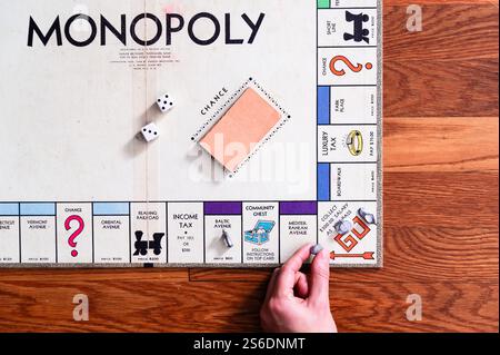 Wir spielen ein Vintage Monopoly Brettspiel Stockfoto