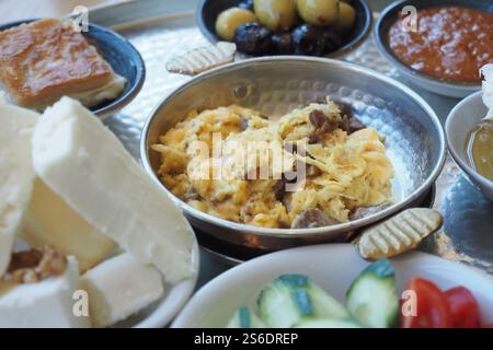 Traditioneller Frühstücksteller mit Eiern, Käse, Gemüse und Brotauswahl Stockfoto