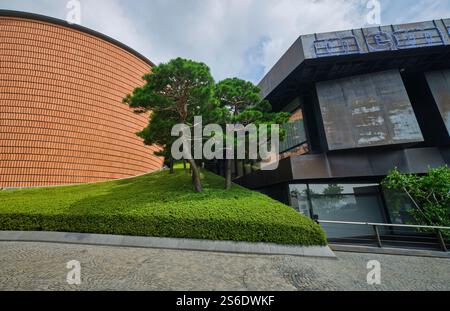 Ein Blick auf die gemischten Materialien, gekrümmte, orange Ziegelsteine. Außenansicht der modernen Architektur, Design des Leeum Museum of Art in Seoul, Südkorea. Stockfoto