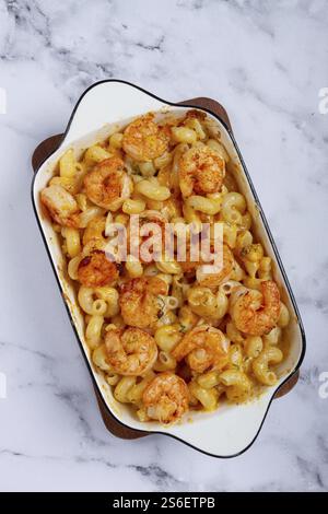 Pasta mit Garnelen und Käse, mit goldener Kruste, in einer Auflaufform gekocht, hausgemacht, keine Leute Stockfoto