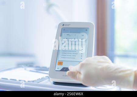 Ein moderner medizinischer Touchscreen mit Benutzeroberfläche und Hand im Vordergrund, Zahnarztpraxis, Deutschland, Europa Stockfoto