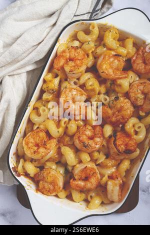 Pasta mit Garnelen und Käse, mit goldener Kruste, in einer Auflaufform gekocht, hausgemacht, keine Leute Stockfoto