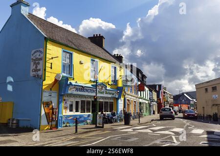 Farbenfrohe Stadtlandschaft, Einkaufsstraße, Passanten, Fish&Chips Restaurant, Dingle, Dingle Peninsula, County Kerry, Slea Head Drive, Wild Atlantic Way, I Stockfoto