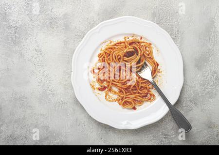 Ein Teller mit übrig gebliebenen Spaghetti Bolognese, keine Leute Stockfoto