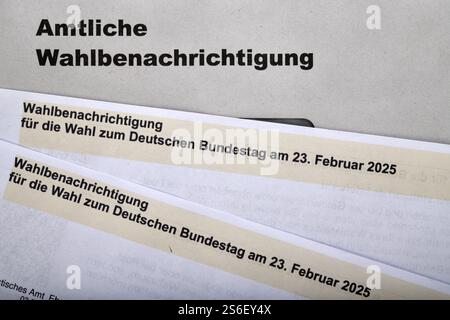 Amtliche Wahlmitteilung zur Bundestagswahl am 23. Februar 2025 in der Bundesrepublik Deutschland, Schreiben, Dokumente, Wahldokument Stockfoto