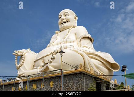 Statue von Budai - lachender Buddha, Vinh Trang Tempel, My Tho, Mekong Delta, Vietnam, Asien Stockfoto