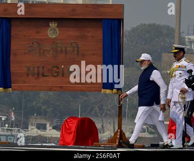 Mumbai, Indien. Januar 2025. MUMBAI, INDIEN - 15. JANUAR: Premierminister Narendra Modi während der Inbetriebnahme des INS Nilgiri in der indischen Marine am Marinestandort am 15. Januar 2025 in Mumbai, Indien. (Foto: Anshuman Poyrekar/Hindustan Times/SIPA USA) Credit: SIPA USA/Alamy Live News Stockfoto