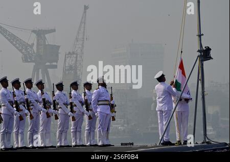Mumbai, Indien. Januar 2025. MUMBAI, INDIEN – 15. JANUAR: INS Surat wurde am 15. Januar 2025 in der indischen Marine am Marinestandort Mumbai in Betrieb genommen. (Foto: Anshuman Poyrekar/Hindustan Times/SIPA USA) Credit: SIPA USA/Alamy Live News Stockfoto