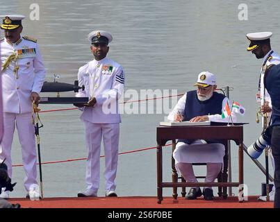 Mumbai, Indien. Januar 2025. MUMBAI, INDIEN - 15. JANUAR: Premierminister Narendra Modi während der Inbetriebnahme von INS Vaghsheer in der indischen Marine am Marinestand am 15. Januar 2025 in Mumbai, Indien. (Foto: Anshuman Poyrekar/Hindustan Times/SIPA USA) Credit: SIPA USA/Alamy Live News Stockfoto