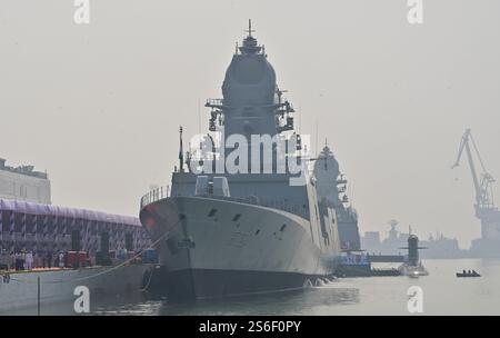 Mumbai, Indien. Januar 2025. MUMBAI, INDIEN – 15. JANUAR: INS Nilgiri, INS Vaghsheer und INS Surat wurden am 15. Januar 2025 in Mumbai in der indischen Marine in Dienst gestellt. (Foto: Anshuman Poyrekar/Hindustan Times/SIPA USA) Credit: SIPA USA/Alamy Live News Stockfoto