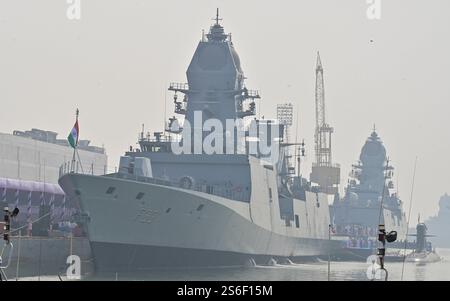 Mumbai, Indien. Januar 2025. MUMBAI, INDIEN – 15. JANUAR: INS Nilgiri, INS Vaghsheer und INS Surat wurden am 15. Januar 2025 in Mumbai in der indischen Marine in Dienst gestellt. (Foto: Anshuman Poyrekar/Hindustan Times/SIPA USA) Credit: SIPA USA/Alamy Live News Stockfoto
