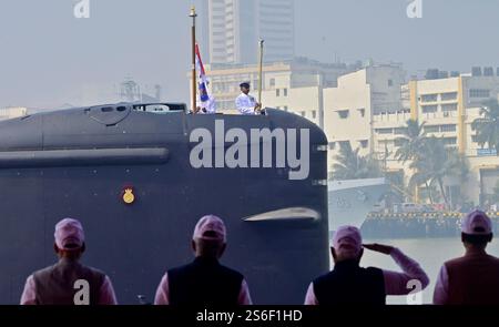 Mumbai, Indien. Januar 2025. MUMBAI, INDIEN – 15. JANUAR: INS Vaghsheer wurde am 15. Januar 2025 in der indischen Marine am Marinestandort Mumbai in Betrieb genommen. (Foto: Anshuman Poyrekar/Hindustan Times/SIPA USA) Credit: SIPA USA/Alamy Live News Stockfoto
