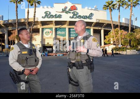 Pasadena, Kalifornien, USA. Januar 2025. Rodel Reyes (links) und Eric Mohler (rechts), Los Angeles County Sheriffs aus der Gegend von Santa Clarita, stationieren in der Rosebowl Arena in Pasadena, Kalifornien. Sie schließen sich Tausenden von Hilfskräften wie Cal Fire, Los Angeles County Fire Department, Nevada Fire Fighters, Arizona Fire Fighters, Virginia Fire Fighters und anderen, die das laufende Eaton Fire bekämpfen, an. (Kreditbild: © Catherine Bauknight/ZUMA Press Wire) NUR REDAKTIONELLE VERWENDUNG! Nicht für kommerzielle ZWECKE! Stockfoto