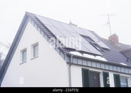 Solarpaneele auf dem Dach eines Einfamilienhauses im Nebel in Düsseldorf, Deutschland, Europa Stockfoto