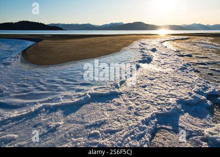 Gefrorene Wellen an einem Strand in Südost-Alaska im Winter. Stockfoto