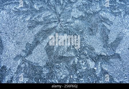 Frostmuster, die sich im Winter an einem Fenster in Alaska bildeten. Stockfoto