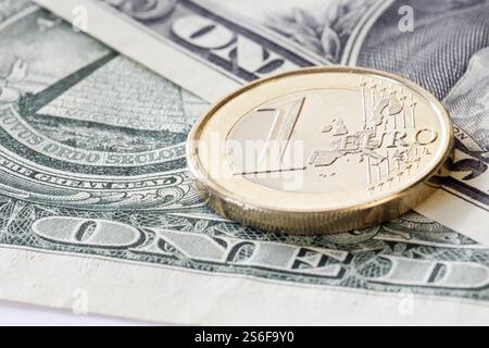 Eine 1-Euro-Münze und eine Dollarnote, Wechselkurse, US-Dollar, Euro, Studio, Hessen, Bundesrepublik Deutschland Stockfoto