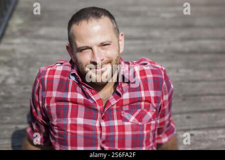 Ein Bild von einem bärtigen schönen Mann, der sich im Freien entspannt Die Sonne Stockfoto