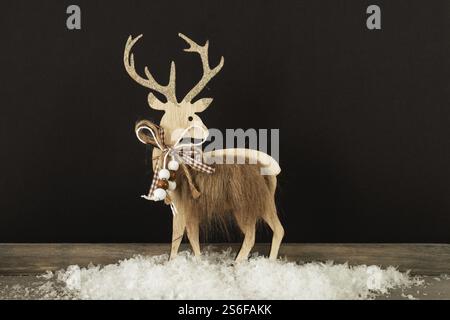 Weihnachten Deko Rentiere aus Holz im Schnee Stockfoto