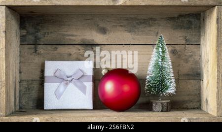Silber Geschenk box Rot glas kugel und Tannenbaum Weihnachten Symbole Dekoration Stockfoto