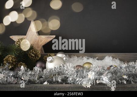 Weihnachtsdekoration mit Kugeln aus Glas Holz- Stern- und bokeh Lichter Hintergrund Stockfoto